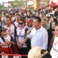 Gubernur Kepulauan Riau, Ansar Ahmad, bersama Ketua Umum Dekopin, Nurdin Halid, melepas peserta jalan santai dalam rangka peringatan Hari Koperasi Nasional (Harkopnas) ke-77 di Hotel Harmoni One, Batam, pada Sabtu (13/7/2024). Foto: Diskominfo Kepri