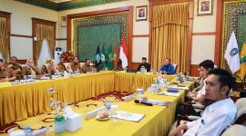 Rilis berita statistik di Gedung Daerah Tanjungpinang bersama Sekda Provinsi Kepulauan Riau Adi Prihantara. Foto: Diskominfo Kepri