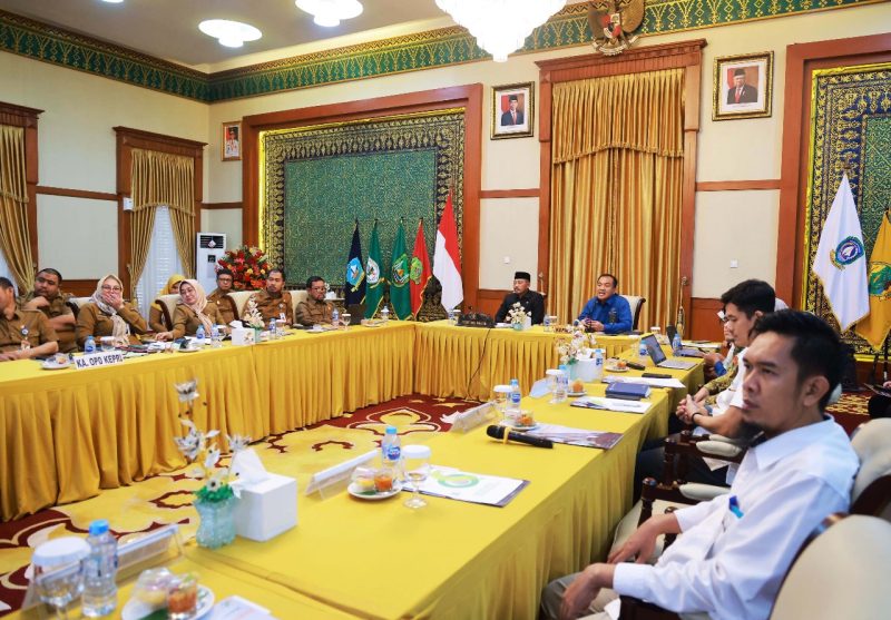 Rilis berita statistik di Gedung Daerah Tanjungpinang bersama Sekda Provinsi Kepulauan Riau Adi Prihantara. Foto: Diskominfo Kepri