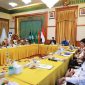Rilis berita statistik di Gedung Daerah Tanjungpinang bersama Sekda Provinsi Kepulauan Riau Adi Prihantara. Foto: Diskominfo Kepri