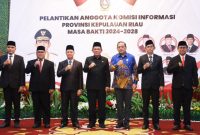 Gubernur Kepulauan Riau, H. Ansar Ahmad, secara resmi melantik lima anggota Komisi Informasi (KI) Provinsi Kepulauan Riau periode 2024-2028. Pelantikan yang berlangsung di Gedung Daerah, Tanjungpinang, Selasa (2/7/2024) ini didasarkan pada Keputusan Gubernur Kepulauan Riau Nomor 784 Tahun 2024. Foto: Diskominfo Kepri