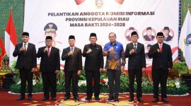 Gubernur Kepulauan Riau, H. Ansar Ahmad, secara resmi melantik lima anggota Komisi Informasi (KI) Provinsi Kepulauan Riau periode 2024-2028. Pelantikan yang berlangsung di Gedung Daerah, Tanjungpinang, Selasa (2/7/2024) ini didasarkan pada Keputusan Gubernur Kepulauan Riau Nomor 784 Tahun 2024. Foto: Diskominfo Kepri