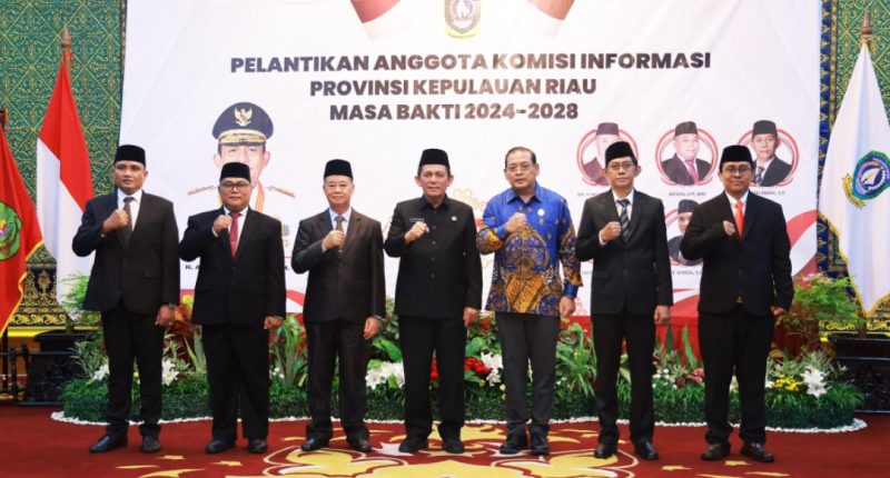 Gubernur Kepulauan Riau, H. Ansar Ahmad, secara resmi melantik lima anggota Komisi Informasi (KI) Provinsi Kepulauan Riau periode 2024-2028. Pelantikan yang berlangsung di Gedung Daerah, Tanjungpinang, Selasa (2/7/2024) ini didasarkan pada Keputusan Gubernur Kepulauan Riau Nomor 784 Tahun 2024. Foto: Diskominfo Kepri