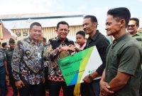 Pemerintah Provinsi Kepulauan Riau selama dipimpin Gubernur Ansar Ahmad terus meningkatkan kepeduliannya terhadap kesejahteraan masyarakat. Salah satunya kepada nasib para nelayan yakni dengan memberikan iuran BPJS Ketenagakerjaan nelayan. Foto: Diskominfo kepri