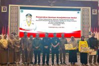 Penyerahan bantuan sosial dari Gubernur Kepri Ansar Ahmad. Foto: Diskominfo Tanjungpinang