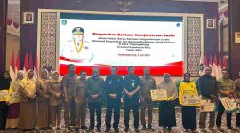 Penyerahan bantuan sosial dari Gubernur Kepri Ansar Ahmad. Foto: Diskominfo Tanjungpinang