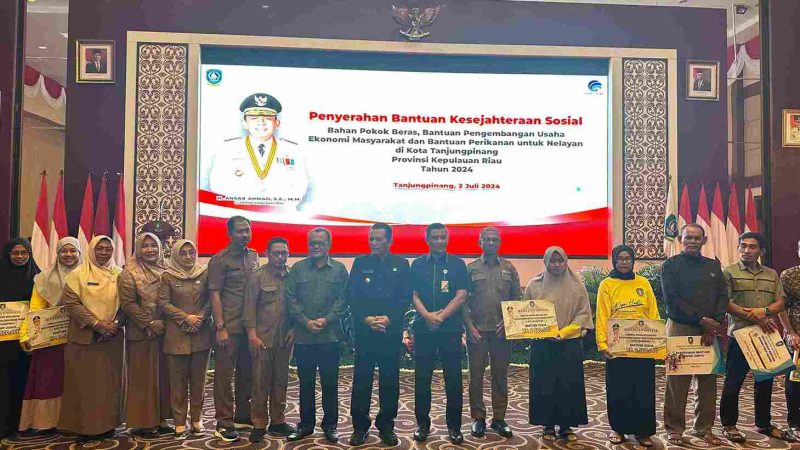 Penyerahan bantuan sosial dari Gubernur Kepri Ansar Ahmad. Foto: Diskominfo Tanjungpinang