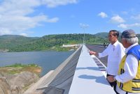 Presiden RI Joko Widodo (Jokowi) dan Menteri PUPR Basuki Hadimuljono saat melihat Bendungan Pamukkulu, di Kabupaten Takalar, Provinsi Sulawesi Selatan setelah diresmikan pada Jumat (05/07/2024). Foto: BPMI Setpres/Muchlis Jr