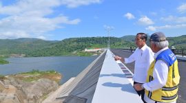 Presiden RI Joko Widodo (Jokowi) dan Menteri PUPR Basuki Hadimuljono saat melihat Bendungan Pamukkulu, di Kabupaten Takalar, Provinsi Sulawesi Selatan setelah diresmikan pada Jumat (05/07/2024). Foto: BPMI Setpres/Muchlis Jr
