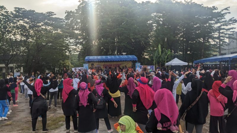 Senam sehat bersama Bang Amsakar di STC Mall. Foto: INIKEPRI.COM