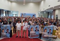 Sebanyak 1300 relawan Ahmad Surya menggelar deklarasi untuk mendukung pasangan Amsakar Achmad dan Li Claudia Chandra sebagai calon Walikota dan Wakil Walikota Batam pada Pemilihan Kepala Daerah (Pilkada) 2024. Acara ini berlangsung pada Minggu, 7 Juli 2024, di Gedung Graha Pena, Batam Center. Foto: INIKEPRI.COM