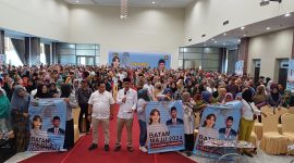 Sebanyak 1300 relawan Ahmad Surya menggelar deklarasi untuk mendukung pasangan Amsakar Achmad dan Li Claudia Chandra sebagai calon Walikota dan Wakil Walikota Batam pada Pemilihan Kepala Daerah (Pilkada) 2024. Acara ini berlangsung pada Minggu, 7 Juli 2024, di Gedung Graha Pena, Batam Center. Foto: INIKEPRI.COM