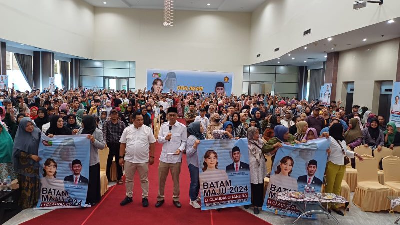 Sebanyak 1300 relawan Ahmad Surya menggelar deklarasi untuk mendukung pasangan Amsakar Achmad dan Li Claudia Chandra sebagai calon Walikota dan Wakil Walikota Batam pada Pemilihan Kepala Daerah (Pilkada) 2024. Acara ini berlangsung pada Minggu, 7 Juli 2024, di Gedung Graha Pena, Batam Center. Foto: INIKEPRI.COM