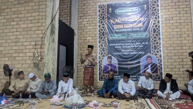Wakil Wali Kota Batam Amsakar Achmad saat di Masjid Mambaul Hikmah, Bida Asri III. Foto: INIKEPRI.COM