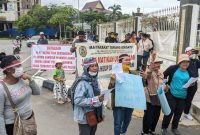 Masyarakat Sei Tamiang dan Duriangkang menggelar aksi demonstrasi di depan kantor BP Batam pada Selasa, 9 Juli 2024, sekitar pukul 09.00 WIB. Masyarakat yang berprofesi petani ini, menolak rencana pengalihan lahan seluas 20 hektar kepada PT Rezeki Tiga Bersaudara dan PT Seribu Samosir Makmur Abadi. Foto: INIKEPRI.COM