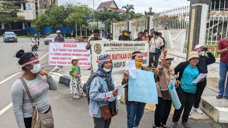 Masyarakat Sei Tamiang dan Duriangkang menggelar aksi demonstrasi di depan kantor BP Batam pada Selasa, 9 Juli 2024, sekitar pukul 09.00 WIB. Masyarakat yang berprofesi petani ini, menolak rencana pengalihan lahan seluas 20 hektar kepada PT Rezeki Tiga Bersaudara dan PT Seribu Samosir Makmur Abadi. Foto: INIKEPRI.COM