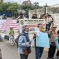 Masyarakat Sei Tamiang dan Duriangkang menggelar aksi demonstrasi di depan kantor BP Batam pada Selasa, 9 Juli 2024, sekitar pukul 09.00 WIB. Masyarakat yang berprofesi petani ini, menolak rencana pengalihan lahan seluas 20 hektar kepada PT Rezeki Tiga Bersaudara dan PT Seribu Samosir Makmur Abadi. Foto: INIKEPRI.COM