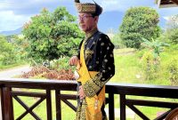 Wakil Wali Kota Batam Amsakar Achmad bersama empat tokoh lainnya menerima Anugerah Kebesaran Adat Diraja Kesultanan Riau-Lingga 2024. Penabalan gelar adat ini digelar di Kabupaten Lingga, Sabtu (13/7/2024) pagi.  Foto: INIKEPRI.COM