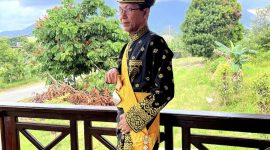 Wakil Wali Kota Batam Amsakar Achmad bersama empat tokoh lainnya menerima Anugerah Kebesaran Adat Diraja Kesultanan Riau-Lingga 2024. Penabalan gelar adat ini digelar di Kabupaten Lingga, Sabtu (13/7/2024) pagi.  Foto: INIKEPRI.COM