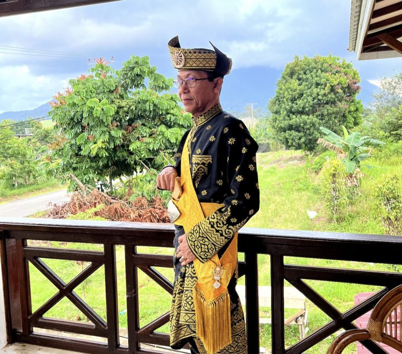 Wakil Wali Kota Batam Amsakar Achmad bersama empat tokoh lainnya menerima Anugerah Kebesaran Adat Diraja Kesultanan Riau-Lingga 2024. Penabalan gelar adat ini digelar di Kabupaten Lingga, Sabtu (13/7/2024) pagi.  Foto: INIKEPRI.COM