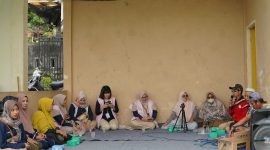 Komunitas pegawai perempuan PT PLN Batam atau disebut Srikandi PLN Batam aktif menggelar sosialisasi  tariff adjustment (TA) sekaligus peresmian pasang baru Listrik gratis di Fasilitas Umum (Fasum) RW 022, Kompleks Bengkong Kolam, Batam. Foto: INIKEPRI.COM