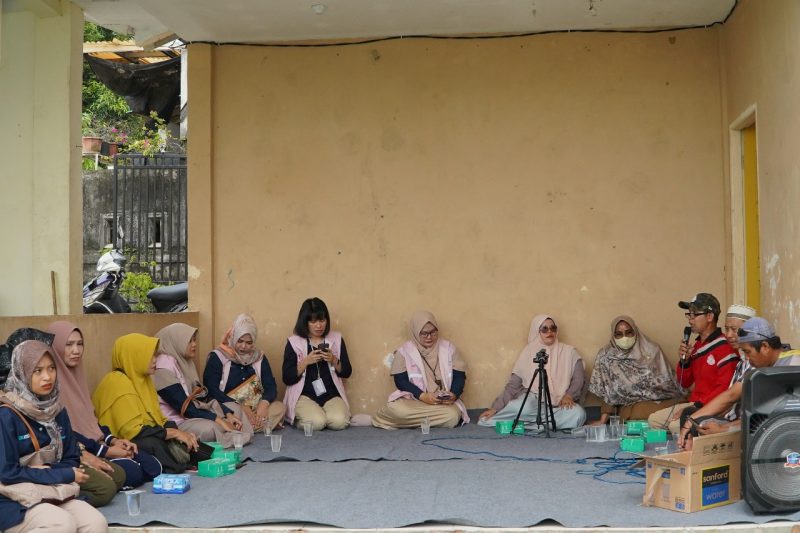 Komunitas pegawai perempuan PT PLN Batam atau disebut Srikandi PLN Batam aktif menggelar sosialisasi  tariff adjustment (TA) sekaligus peresmian pasang baru Listrik gratis di Fasilitas Umum (Fasum) RW 022, Kompleks Bengkong Kolam, Batam. Foto: INIKEPRI.COM