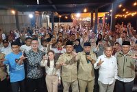 Masyarakat Kecamatan Batu Aji menyatakan komitmennya untuk memenangkan Li Claudia Chandra sebagai Wakil Walikota Batam dalam acara Deklarasi dan Silaturahmi relawan Rudi ST, Iman Sutiawan, dan Capt Luther Jansen, Kamis (18/07/2024) malam, di Hotel OS Tanjung Uncang. Foto: INIKEPRI.COM
