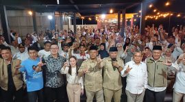 Masyarakat Kecamatan Batu Aji menyatakan komitmennya untuk memenangkan Li Claudia Chandra sebagai Wakil Walikota Batam dalam acara Deklarasi dan Silaturahmi relawan Rudi ST, Iman Sutiawan, dan Capt Luther Jansen, Kamis (18/07/2024) malam, di Hotel OS Tanjung Uncang. Foto: INIKEPRI.COM