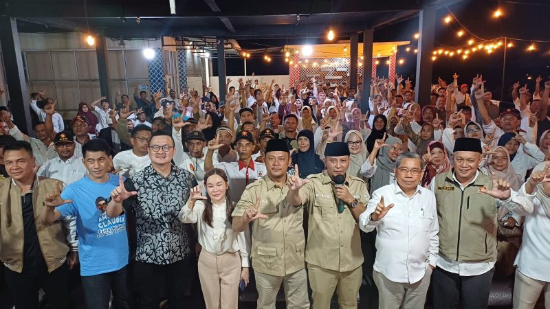 Masyarakat Kecamatan Batu Aji menyatakan komitmennya untuk memenangkan Li Claudia Chandra sebagai Wakil Walikota Batam dalam acara Deklarasi dan Silaturahmi relawan Rudi ST, Iman Sutiawan, dan Capt Luther Jansen, Kamis (18/07/2024) malam, di Hotel OS Tanjung Uncang. Foto: INIKEPRI.COM