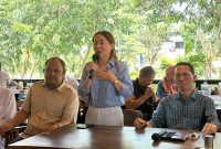 Amsakar Achmad dan Li Claudia Chandra saat di Ngopi Bareng bersama masyarakat Sekupang. Foto: INIKEPRI.COM