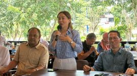 Amsakar Achmad dan Li Claudia Chandra saat di Ngopi Bareng bersama masyarakat Sekupang. Foto: INIKEPRI.COM