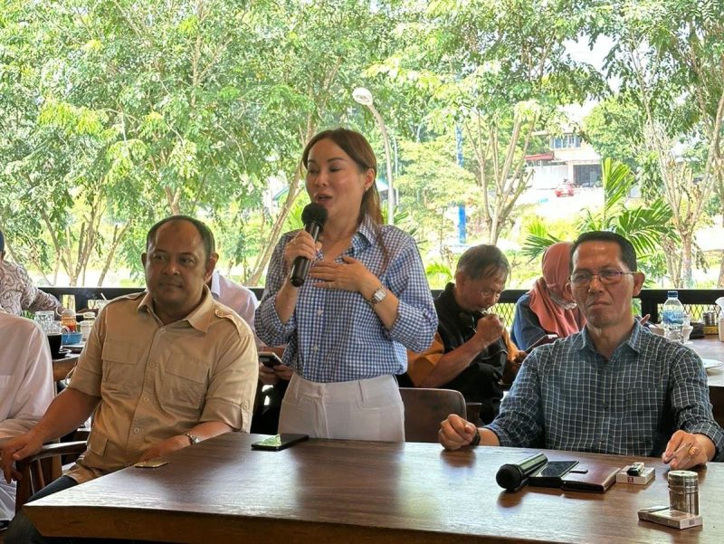 Amsakar Achmad dan Li Claudia Chandra saat di Ngopi Bareng bersama masyarakat Sekupang. Foto: INIKEPRI.COM