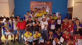 Foto bersama Ketua PSTI Iman Sutiawan, Kadispora Provinsi Kepri Muhammad Ikhsan dan atlet sepak takraw di POPDA IX Kepri. Foto: INIKEPRI.COM