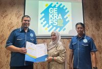 Stephane Gerald Martogi Siburian menerima SK perpanjangan sebagai Ketua DPW Gekrafs Kepri. Foto: INIKEPRI.COM