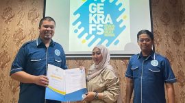 Stephane Gerald Martogi Siburian menerima SK perpanjangan sebagai Ketua DPW Gekrafs Kepri. Foto: INIKEPRI.COM