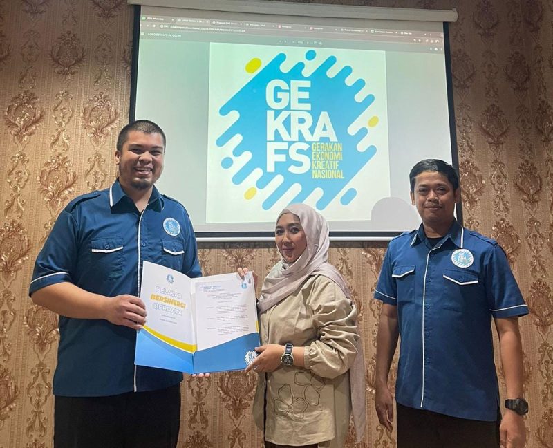 Stephane Gerald Martogi Siburian menerima SK perpanjangan sebagai Ketua DPW Gekrafs Kepri. Foto: INIKEPRI.COM