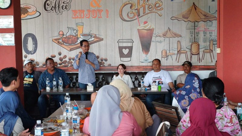 Calon Wali Kota dan Wakil Wali Kota Batam, Amsakar Achmad dan Li Claudia Chandra, kembali menggelar ngopi bareng dengan tokoh masyarakat pada Sabtu, 27 Juli 2024. Acara yang diadakan di Sagulung ini dihadiri oleh tokoh masyarakat setempat, para RT dan RW, serta warga sekitar. Foto: INIKEPRI.COM