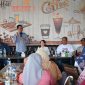 Calon Wali Kota dan Wakil Wali Kota Batam, Amsakar Achmad dan Li Claudia Chandra, kembali menggelar ngopi bareng dengan tokoh masyarakat pada Sabtu, 27 Juli 2024. Acara yang diadakan di Sagulung ini dihadiri oleh tokoh masyarakat setempat, para RT dan RW, serta warga sekitar. Foto: INIKEPRI.COM