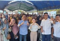 Amsakar Achmad dan Li Claudia Chandra saat menyapa sekitar 700 relawan Anggota DPRD Batam terpilih, Aweng Kurniawan, relawan DPRD Kepri Iman Sutiawan, dan Capt Luther Jansen di RW 05, Kampung Ponjen Tanjung Riau, Sabtu (27/7/2024). Foto: INIKEPRI.COM