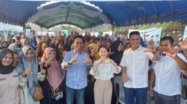 Amsakar Achmad dan Li Claudia Chandra saat menyapa sekitar 700 relawan Anggota DPRD Batam terpilih, Aweng Kurniawan, relawan DPRD Kepri Iman Sutiawan, dan Capt Luther Jansen di RW 05, Kampung Ponjen Tanjung Riau, Sabtu (27/7/2024). Foto: INIKEPRI.COM