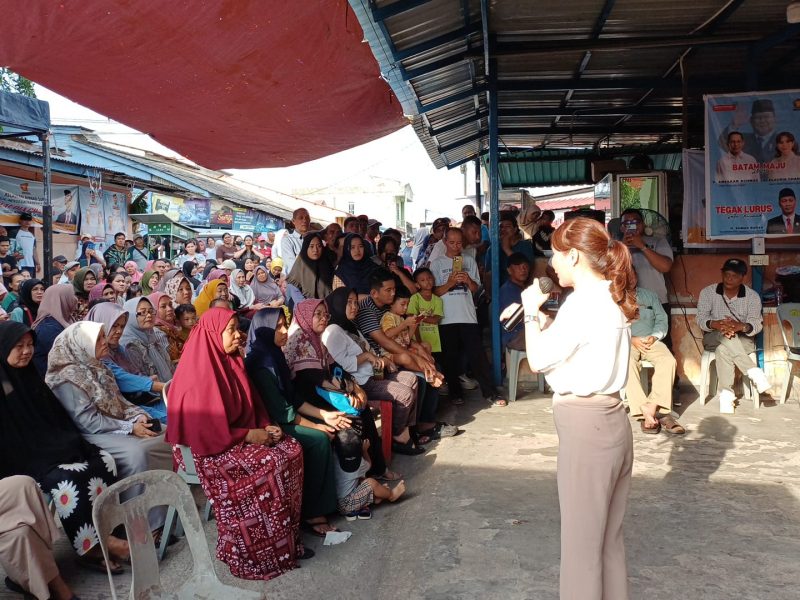 Li Claudia Chandra (LCC) Calon Wakil Walikota Batam bersilaturahmi dengan masyarakat Sei panas, Kecamatan Batam kota. Foto: INIKEPRI.COM