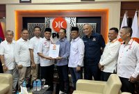 Amsakar Achmad saat menerima dukungan dari PKS. Foto: INIKEPRI.COM