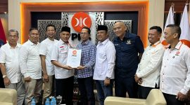 Amsakar Achmad saat menerima dukungan dari PKS. Foto: INIKEPRI.COM