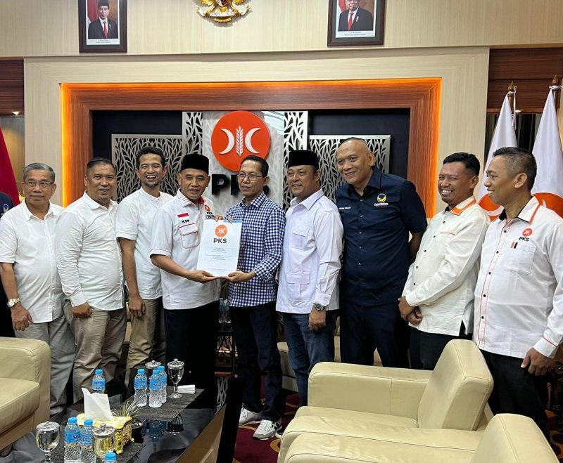 Amsakar Achmad saat menerima dukungan dari PKS. Foto: INIKEPRI.COM