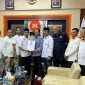 Amsakar Achmad saat menerima dukungan dari PKS. Foto: INIKEPRI.COM