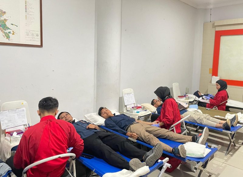 Dalam rangka meningkatkan kepedulian sosial di lingkungan kerja, PT PLN Batam menggelar kegiatan donor darah di Kantor Korporat PLN Batam, Selasa (30/7/2024). Foto: INIKEPRI. COM