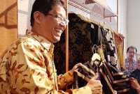 Ketua Dewan Komisioner LPS, Purbaya Yudhi Sadewa (tengah) saat meresmikan Rumah Batik Fractal LPS, di Sukabumi., Kamis (25/7/2024). Foto: Ismadi Amrin/InfoPublik.
