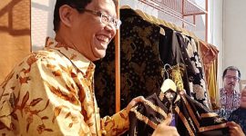 Ketua Dewan Komisioner LPS, Purbaya Yudhi Sadewa (tengah) saat meresmikan Rumah Batik Fractal LPS, di Sukabumi., Kamis (25/7/2024). Foto: Ismadi Amrin/InfoPublik.
