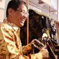 Ketua Dewan Komisioner LPS, Purbaya Yudhi Sadewa (tengah) saat meresmikan Rumah Batik Fractal LPS, di Sukabumi., Kamis (25/7/2024). Foto: Ismadi Amrin/InfoPublik.