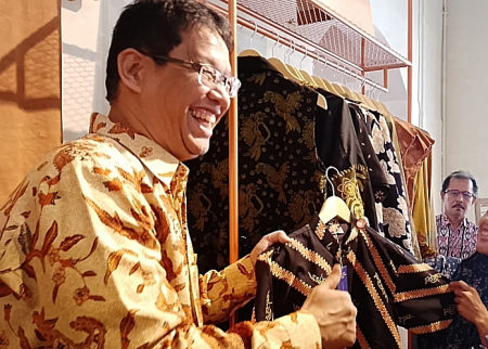 Ketua Dewan Komisioner LPS, Purbaya Yudhi Sadewa (tengah) saat meresmikan Rumah Batik Fractal LPS, di Sukabumi., Kamis (25/7/2024). Foto: Ismadi Amrin/InfoPublik.